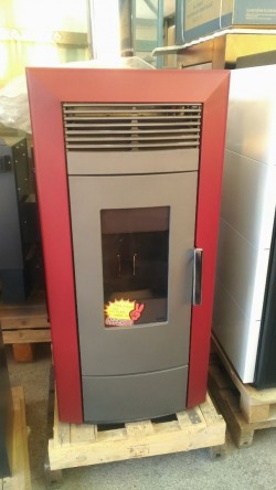 Stufa pellet idro 22kw porta in ghisa e grande braciere